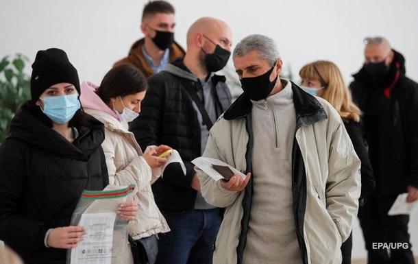 «Тысячу зеленских» украинцев, получивших две COVID-вакцины, начнут выпускать в декабре.