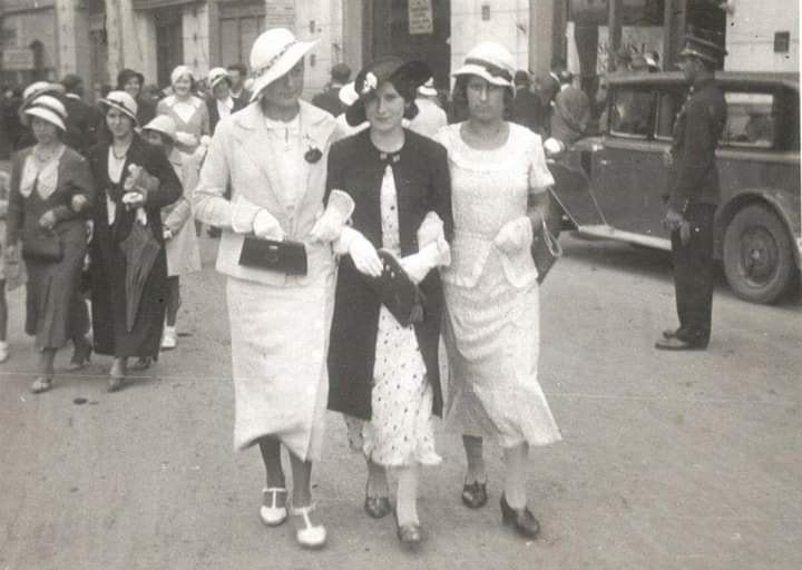 В сети показали уникальные фотографии сделаны в тридцатых годах. На них изображены женщины которые прогуливаются по улицам Ужгорода

