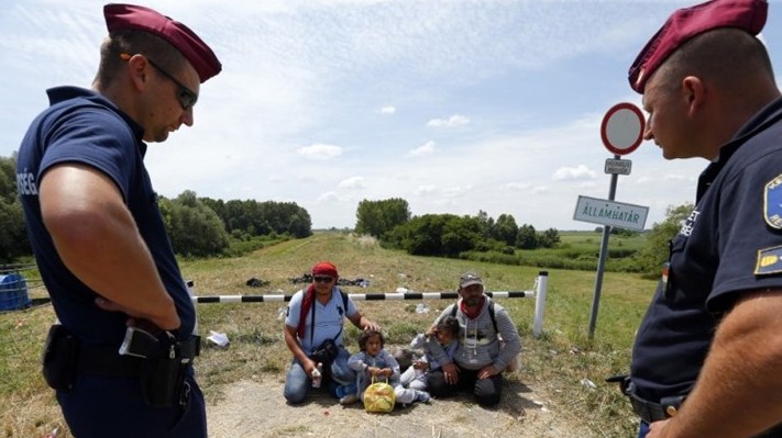 В воскресенье 23 августа на южной части области Чонград венгерской полицией было задержано 26 групп незаконных мигрантов, всего 1199 человек из которых 117-дети.