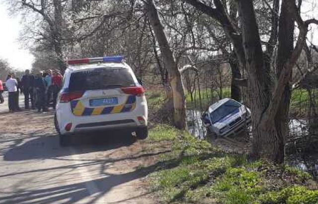 Сьогодні, 9 квітня, близько 15.30 у с. Гать Берегівського району сталася ДТП за участі поліцейського службового автомобіля “Skoda Octavia”. 