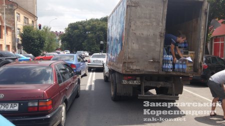 В центрі Ужгорода щодня виникають затори через "вигрузку" вантажівок біля магазинів / ФОТОФАКТ