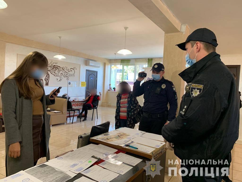 Следователи полиции Мукачевской области проводят досудебное расследование по факту производства и реализации ковидской информации с признаками подделки. 
