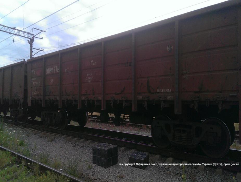 Прикордонники затримали контрабанду у товарних вагонах потяга та автівках / ФОТО