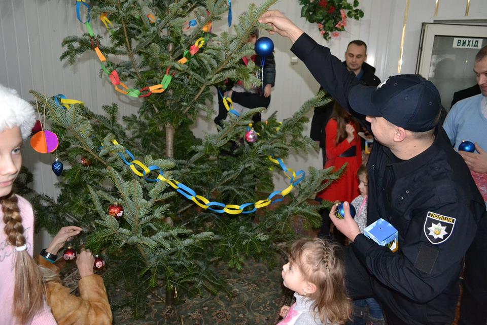 Николайчики и полицейские украшали елку.