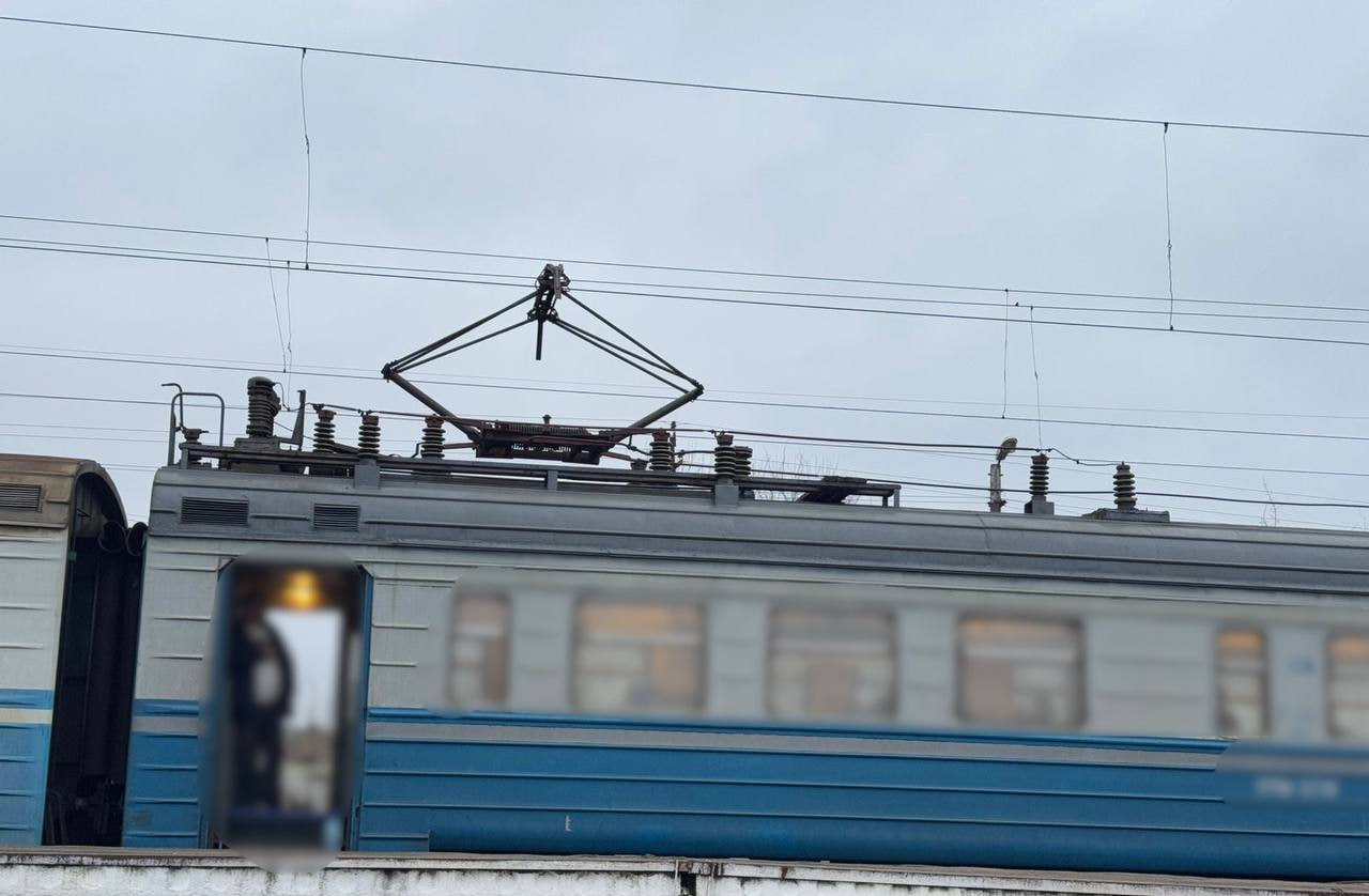 Небезпечна розвага на даху потяга закінчилася лікарнею: 14-річний підліток постраждав від удару струмом (ФОТО)