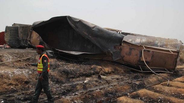 Число загиблих у результаті спалаху бензовозу в Пакистані зросло до 153 людей, повідомляє Associated Press, передає телеканал 