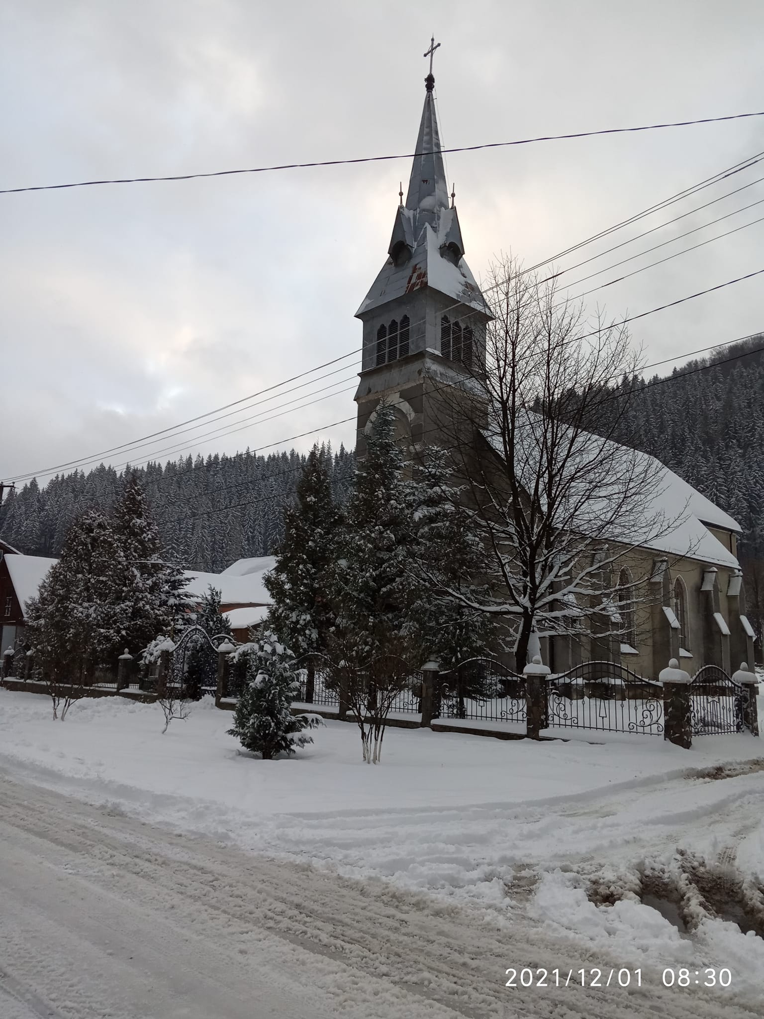 Неймовірними світлинами сніжної зими у Карпатах поділились у мережі Фейсбук.