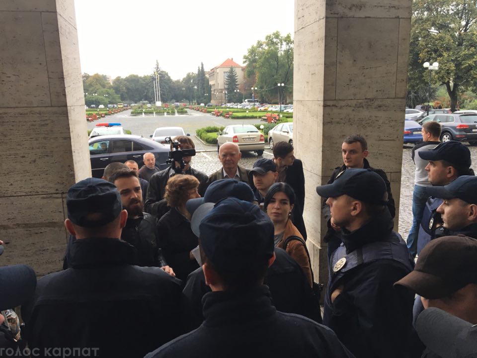 В Ужгороді поліція заблокувала вхід до будівлі ОДА для активістів / ВІДЕО