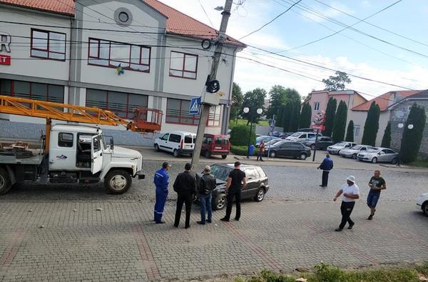 У центрі Мукачева автомобіль Фольксваген врізався в електроопору. 

