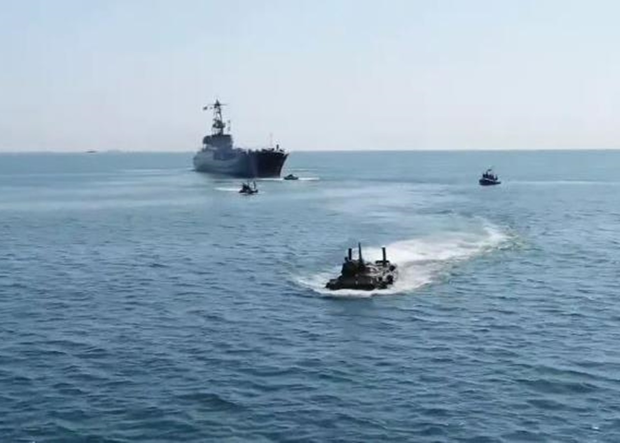 Министерство обороны сообщает о ситуации относительно российского вторжения в Украину, в частности, в сообщении говорится, что вражеские корабли движутся к Одессе в сопровождении ракетных катеров.