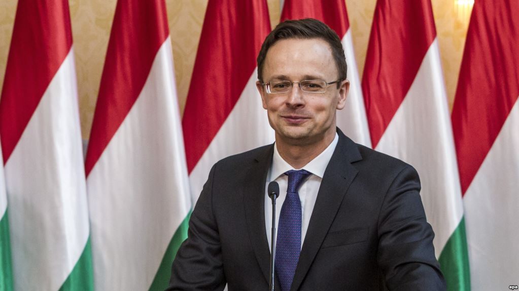 Міністр закордонних справ Угорщини Петер Сійярто вважає, що видача угорських паспортів громадянам України не суперечить українським законам.

