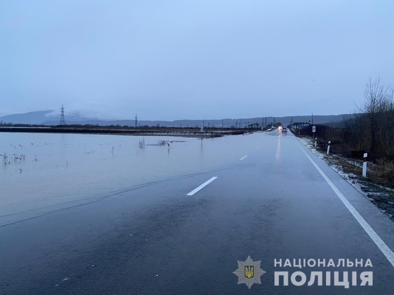 Закарпатська поліція продовжує контролювати рух транспорту на ділянках, де через негоду відбулися підтоплення.

