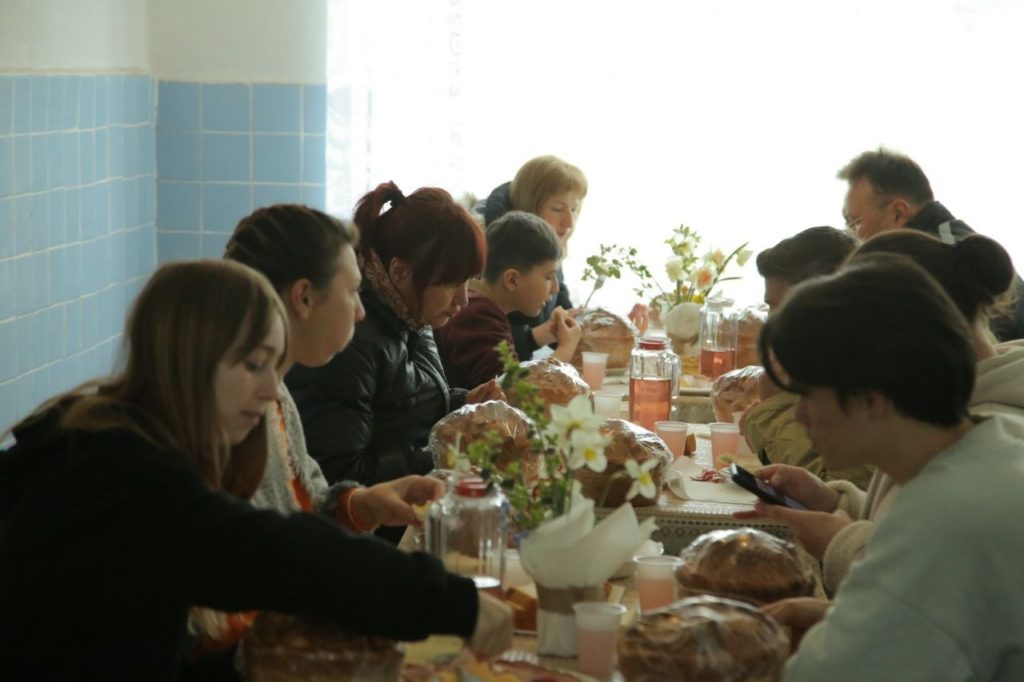 Великобычковский сельский совет совместно с Великобычковской столовой организовал пасхальные завтраки для всех вынужденных переселенцев, проживающих в коммунальных учреждениях.