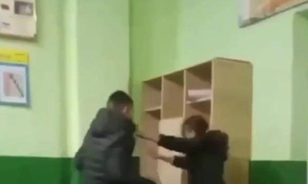 A Tyachiv kerületben harc volt az egyik helyi iskola több diákjával. A rendőrség a közösségi hálózatok megfigyelése közben kapott információt az eseményről.