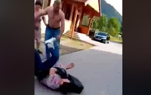 У соцмережі опубліковано відео, на якому ймовірно депутат Сколівської райради ударом збив жінку на землю.
