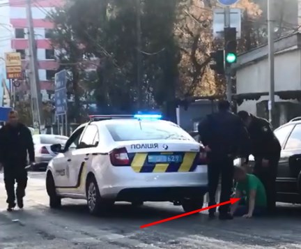 На вулиці Івана-Франка у Виноградові поліцейські зупинили авто з водієм в стані сильного алкогольного сп'яніння.