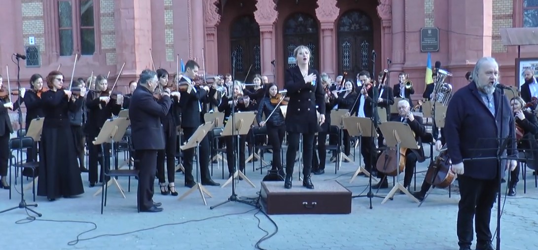 В Ужгороді академічний симфонічний оркестр провів благодійний концерт на підтримку військових
