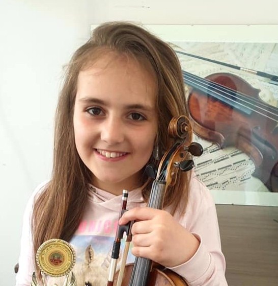 Скрипачка Евника Лавкай заняла 1-е место на международном конкурсе «Огни Баку». 