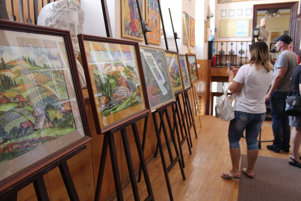 В місті відбулося відкриття персональної виставки творчих робіт відомого мукачівського художника, різьбяра, голови Мукачівського творчого об’єднання «Райдуга» Сергія Пішковція.