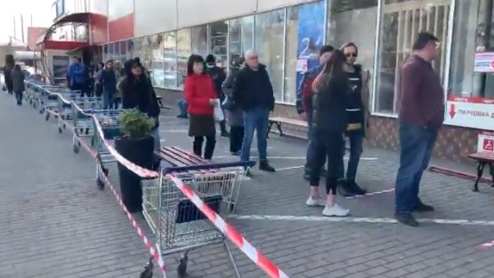 В супермаркети Ужгорода пускають по черзі: люди шикуються на спецвідмітках перед входом (ВІДЕО)