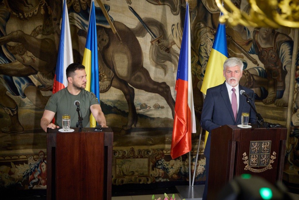 Петр Фіала, прем’єр-міністр Чехії, заявив, що Україні республіка передасть штурмові гелікоптери та боєприпаси, а також готуватиме українських пілотів на винищувачах F-16.