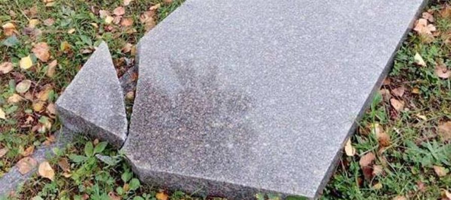 У селі Дерцен Мукачівського району чоловік на місцевому кладовищі пошкодив 23 надмогильні пам’ятники. Поліція розпочаа кримінальне провадження.


