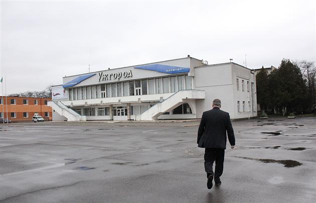 Перекладывание расходов Украэроруха на международный аэропорт Ужгород, что в пограничной зоне, приведет к его закрытию. В этом убеждены депутаты Закарпатского областного совета.