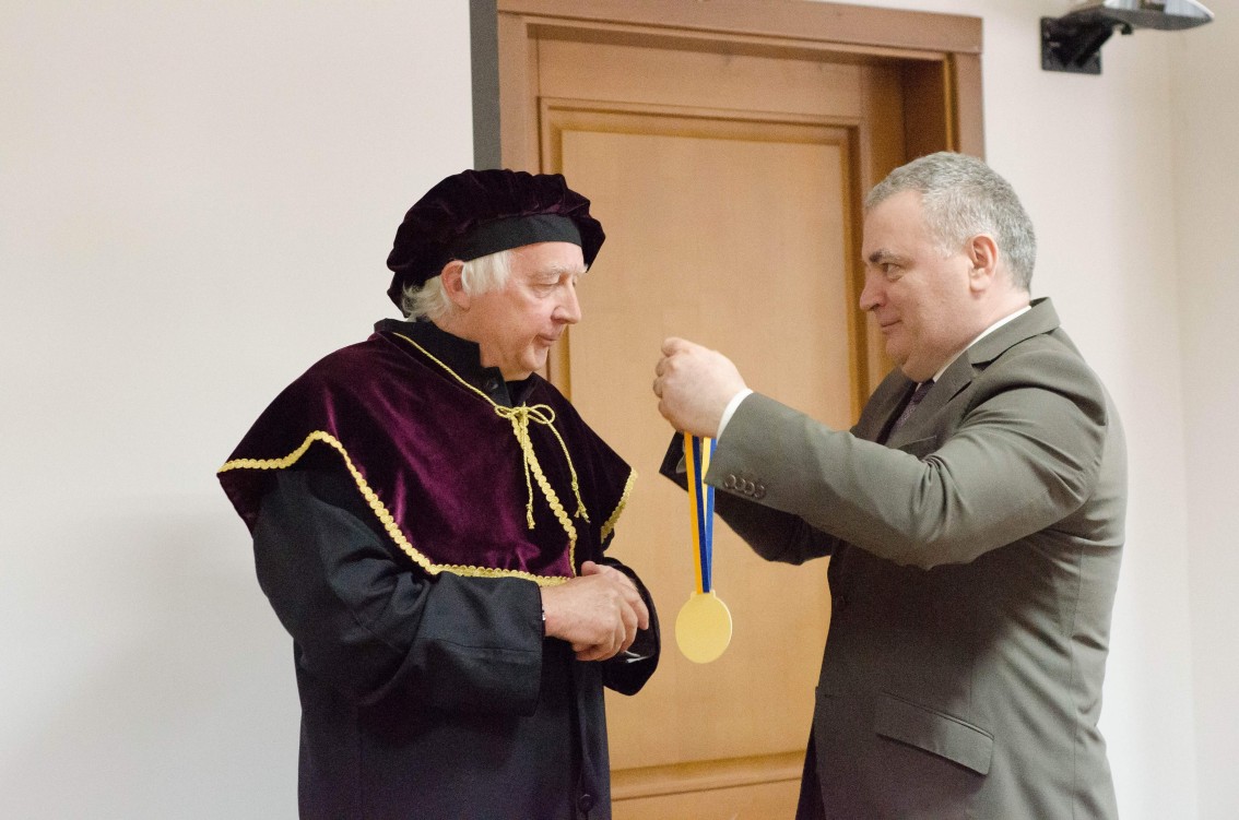 13 квітня в ректораті засідала Вчена рада Ужгородського університету. Під час заходу, зокрема, відбулася інавгурація doctor honoris causa німецького ерготерапевта Вальтера Ретцеля-Кюрцдьорфера.

