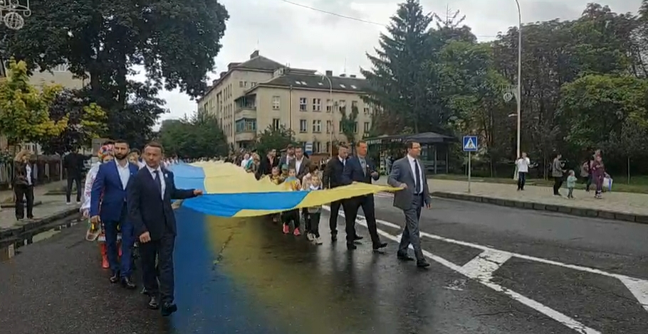 В Ужгороде состоялось праздничное шествие ко Дню Независимости Украины (ВИДЕО)
