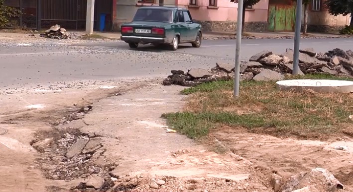Берегівську об’їзну у Мукачеві нарешті ремонтують.