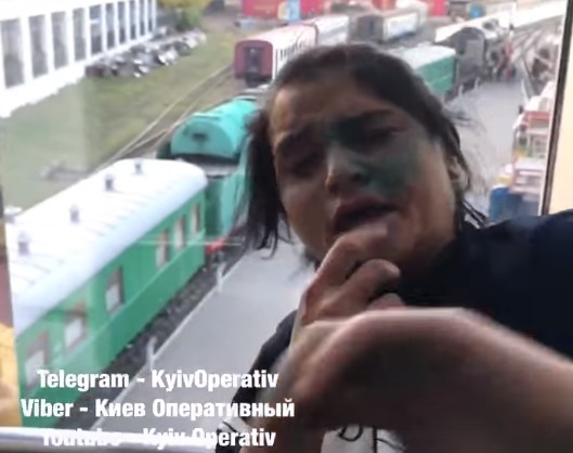 У Києві на вокзалі ромки-крадійки стусанами помстилися нацгвардійцю, який завадим їм обікрасти перехожого.