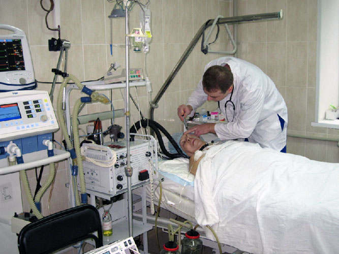 Реанимация для больных инсультом. Человек в реанимации с инсультом. Экстренная ситуация в неврологии. Экстренная ситуация в неврологии. Сколько лежат в больнице при инсульте.