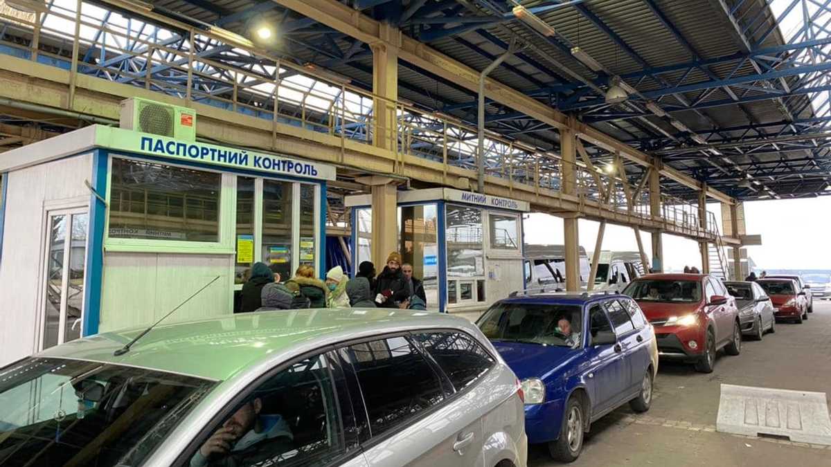 200 легкових авто стояли в черзі на виїзд з України перед КПП “Малий Березний”, що на кордоні зі Словаччиною о 9-ій ранку 9 березня. 100 легкових автомобілів та два автобуси перед КПП 