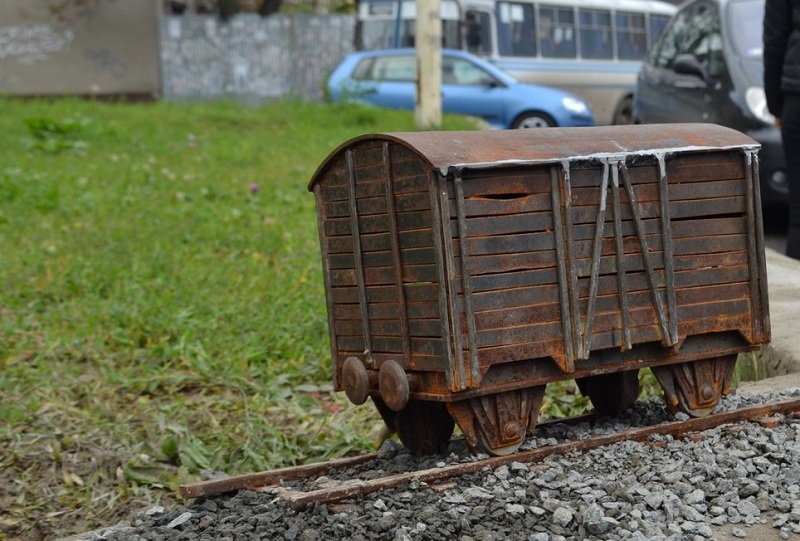 Між автостанцією і залізничним вокзалом постав старенький залізничний вагон. 