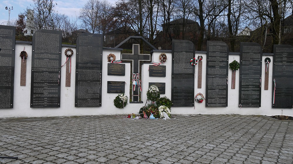  Вандали пошкодили Свалявський меморіальний парк.