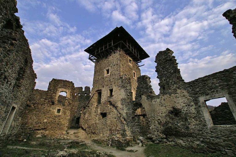 Закарпатська область отримає 11,2 мільйони гривень на першу чергу невідкладних робіт із реставрації пам’ятки архітектури національного значення – Невицького замку. 