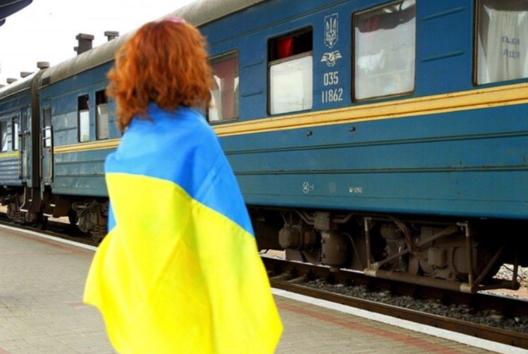 Через сьогоднішні масовані ракетні обстріли України чимало поїздів відстають від графіка.