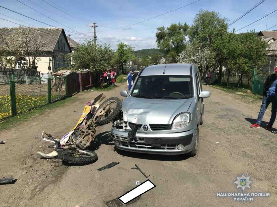 Співробітники Свалявського відділення поліції з’ясовують причини та обставини аварії у селі Росош, в результаті якої травмувався мотоцикліст. За фактом ДТП поліція розпочала слідство.
