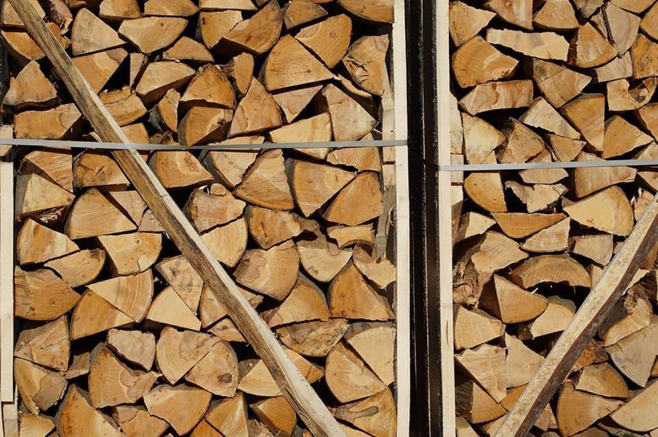 Незважаючи на теплу осінь, заготівля дров паливних відбувається у звичному режимі. Відтак, усі лісогосподарські підприємства забезпечили дровами, як бюджетні установи, так й населення.