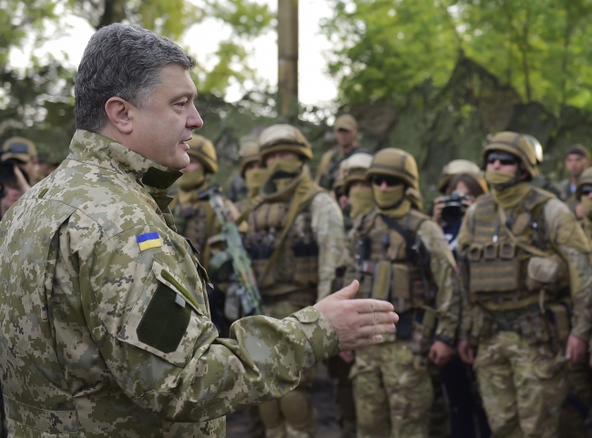 Президент заявил о готовности ввести военное положение