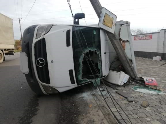 В Мукачеві перекинувся мікроавтобус: свідки розповіли подробиці ДТП (ВІДЕО)