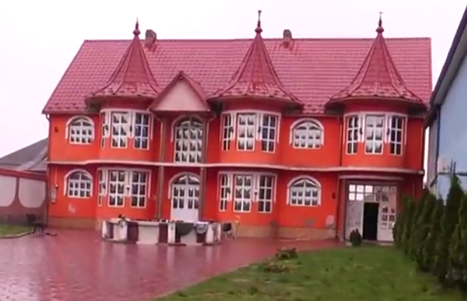 Журналисты показали настоящие цыганские замки на Виноградовщине.