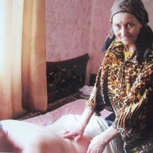 Про Марію Іванівну Штулер з села Родникова Гута, Свалявського району в селі кажуть, що вона незвичайна людина-всі хвороби бачить наскрізь, а діагностує їх пальцями. І так, не маючи медичної освіти.
