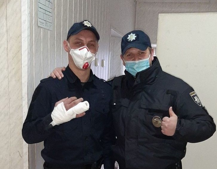 В Ужгороді патрульний зламав палець при затриманні небезпечного злочинця.