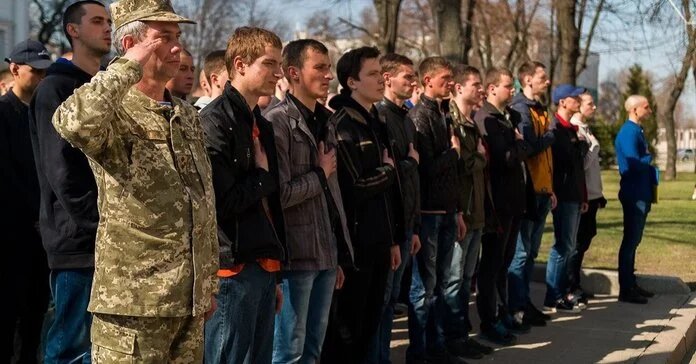 Законопроєкт №10449, який був підписаний Володимиром Зеленським, набере сили з 18 травня. Згідно з оновленими нормами, лише деякі групи громадян можуть отримати відстрочку від мобілізації.