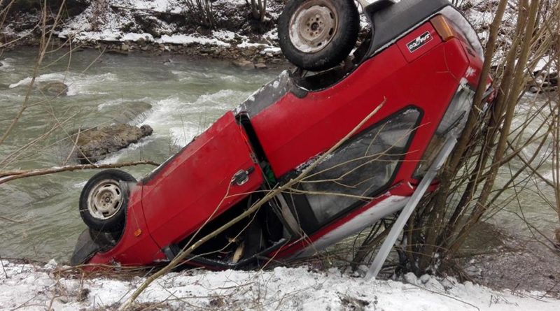 На Рахівщині через слизьку дорогу водій автомобіля невпорався з керуванням і вилетів в річку.