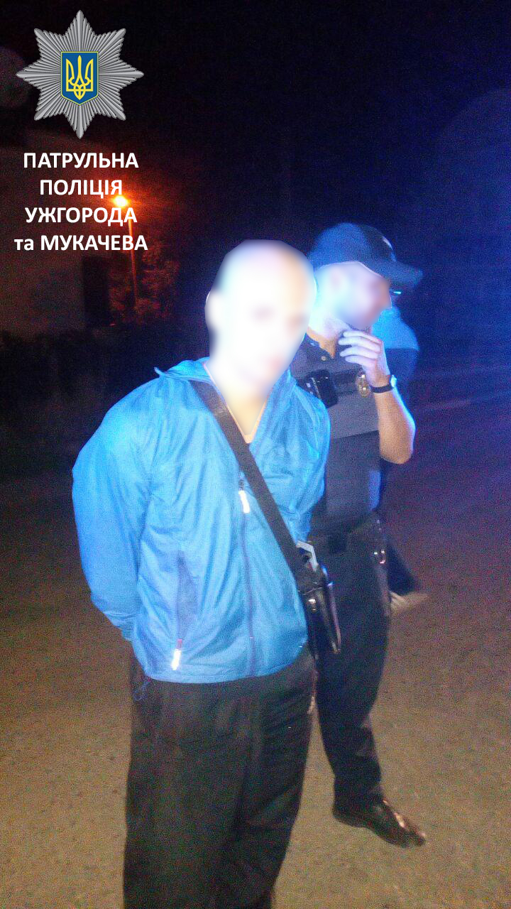 Сьогодні о 2-й годині ночі ужгородські патрульні побачили автомобіль Volkswagen Passat, який порушив ПДР на вулиці Макаренка.