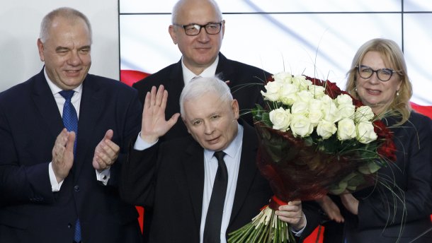 Ярослав Качинський святкує перемогу на парламентських виборах у Польщі.