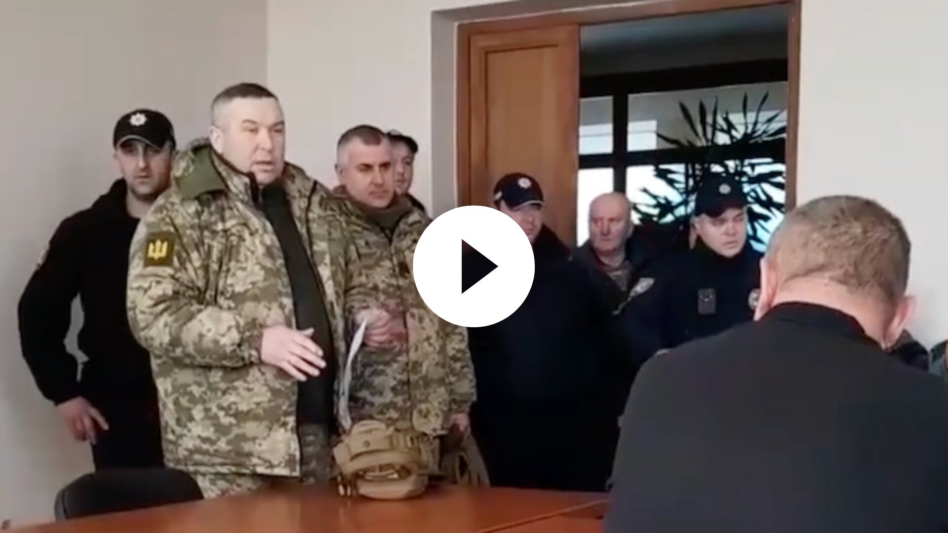 Метою візиту військовослужбовців територіального центру комплектування було вручення повісток представникам депутатського корпусу.


