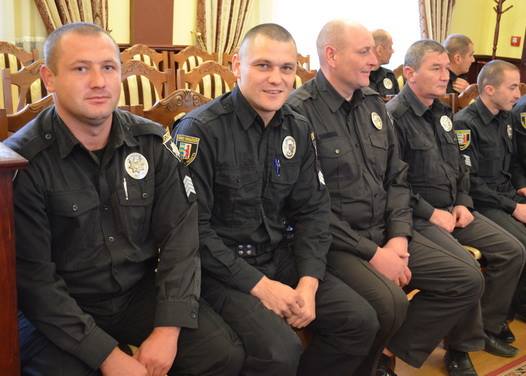 Сьогодні, 14 жовтня, до Дня захисника України в стінах Головного управління Національної поліції в Закарпатській області десять сержантів отримали відзнаки «За участь в антитерористичній операції». 